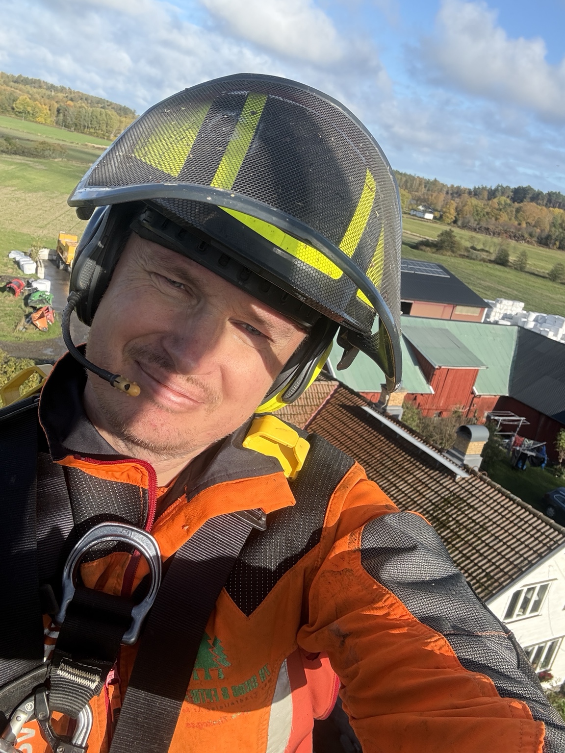 Mikael Andersson i hjälm och sele under arbete på höjd